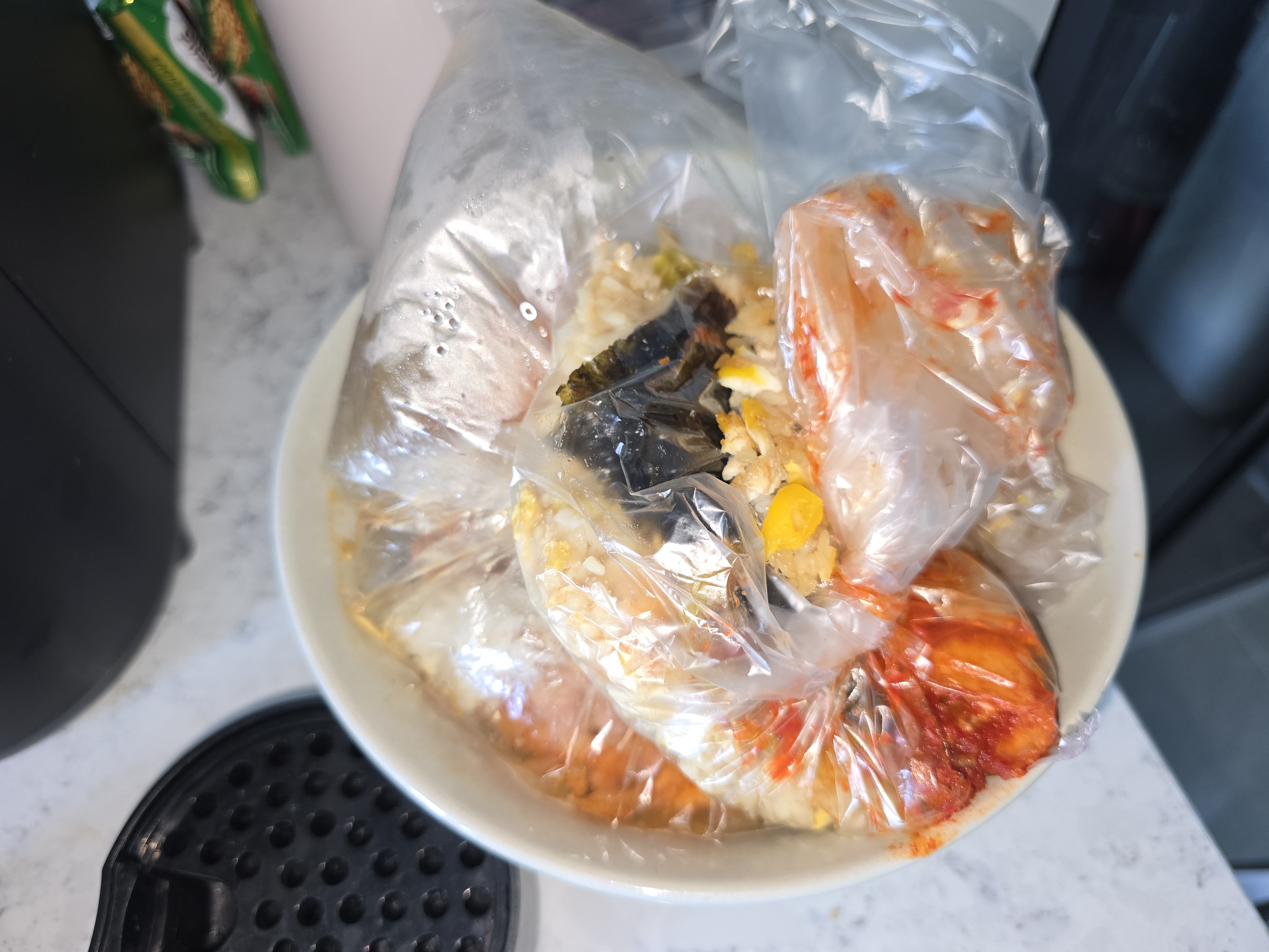 고장 기간 동안 별도 보관한 음식물 찌꺼기